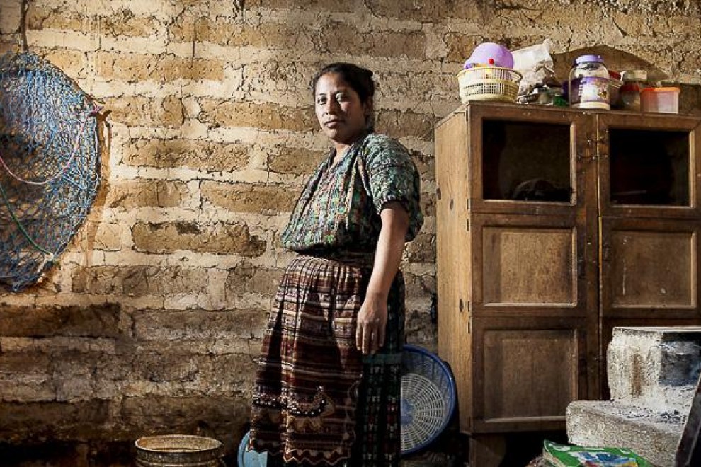 Nicolasa, de 34 años, es indígena perteneciente a la etnia kaqchikel. Nunca pasó de tercero de primaria. Quiso seguir estudiando, pero su padre y su madre no lo consideraron oportuno por sus 