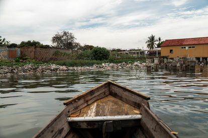 Desde hace más de un siglo, las aguas del Lago de Maracaibo se han convertido en el receptáculo de una alta carga de contaminantes de diferente naturaleza. En la foto, la costa contaminada de la zona pesquera Santa Rosa de Agua, el 12 de mayo de 2022, en Maracaibo, Venezuela. 