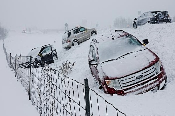Tormenta de nieve deja un intenso frío y causa muertes y accidentes en  EE.UU. - Hola News